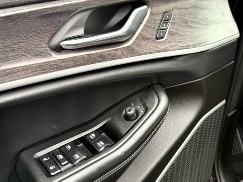 Used 2022 Jeep Grand Cherokee L Limited image 9