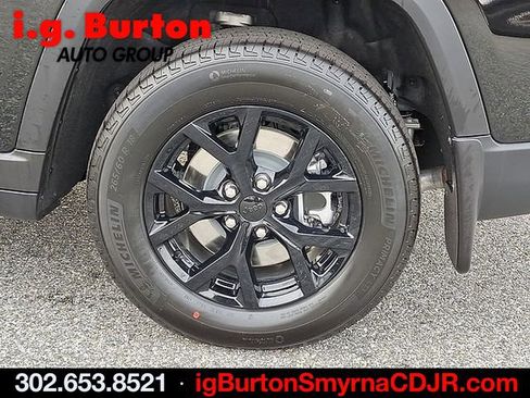 Used 2025 Jeep Grand Cherokee L Altitude AWD/4WD image 5