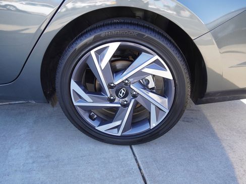 Used 2025 Hyundai Elantra SEL image 12