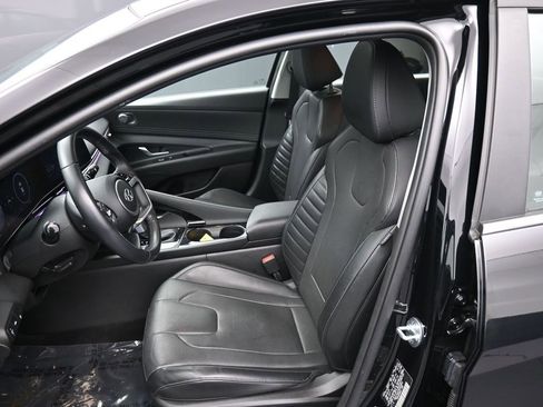 Certified 2023 Hyundai Elantra Limited w/ Preferred Accessory Package image 18