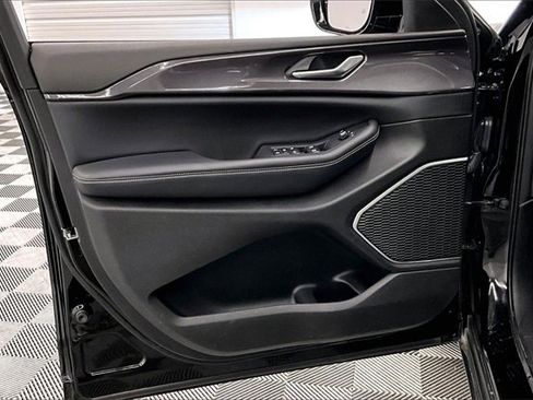 Used 2022 Jeep Grand Cherokee Altitude image 17