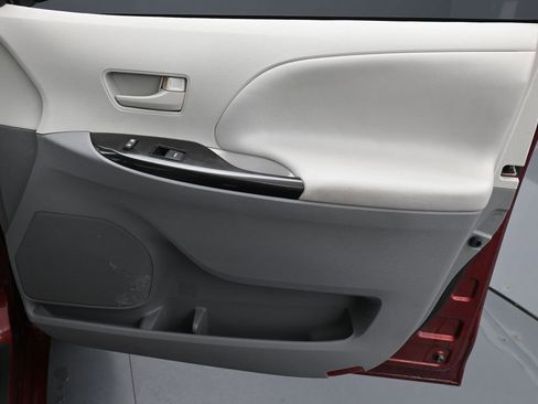 Used 2012 Toyota Sienna LE w/ Towing Pkg image 13