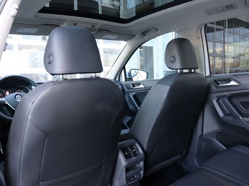 Used 2020 Volkswagen Tiguan SE w/ Panoramic Sunroof Package image 31