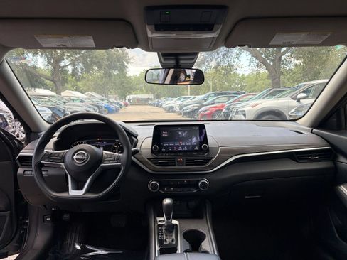 Used 2025 Nissan Altima 2.5 SV FWD image 33