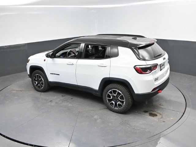 Used 2025 Jeep Compass Trailhawk AWD/4WD image 40