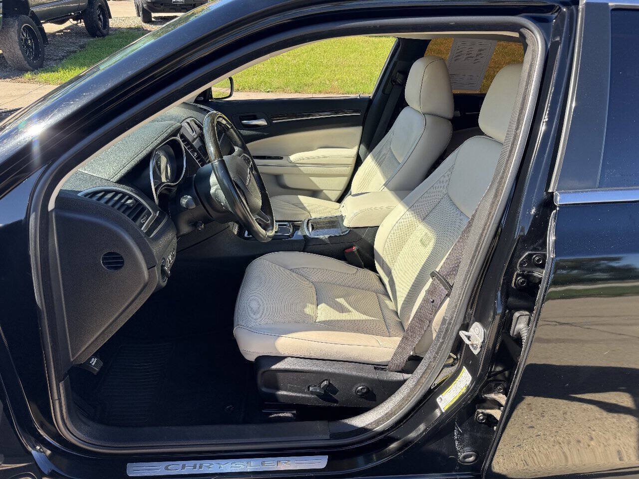 Used 2018 Chrysler 300 Limited AWD/4WD image 11