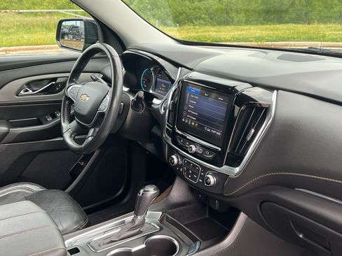 Used 2020 Chevrolet Traverse LT w/ LPO, Blackout Package FWD image 27