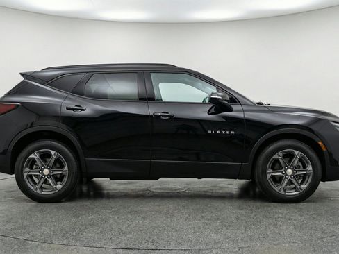 Used 2025 Chevrolet Blazer LT FWD image 11