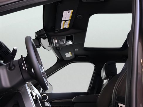 Used 2025 Land Rover Discovery Metropolitan Edition image 81