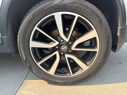 Used 2019 Nissan Rogue SL AWD/4WD image 17