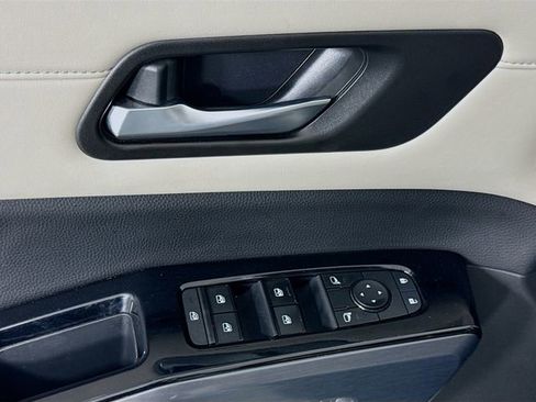 Used 2023 Nissan Pathfinder SL image 18