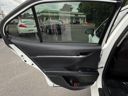 Used 2018 Toyota Camry L image 14