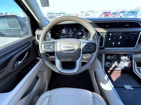 Certified 2022 GMC Yukon XL Denali w/ Denali Premium Package AWD/4WD image 13
