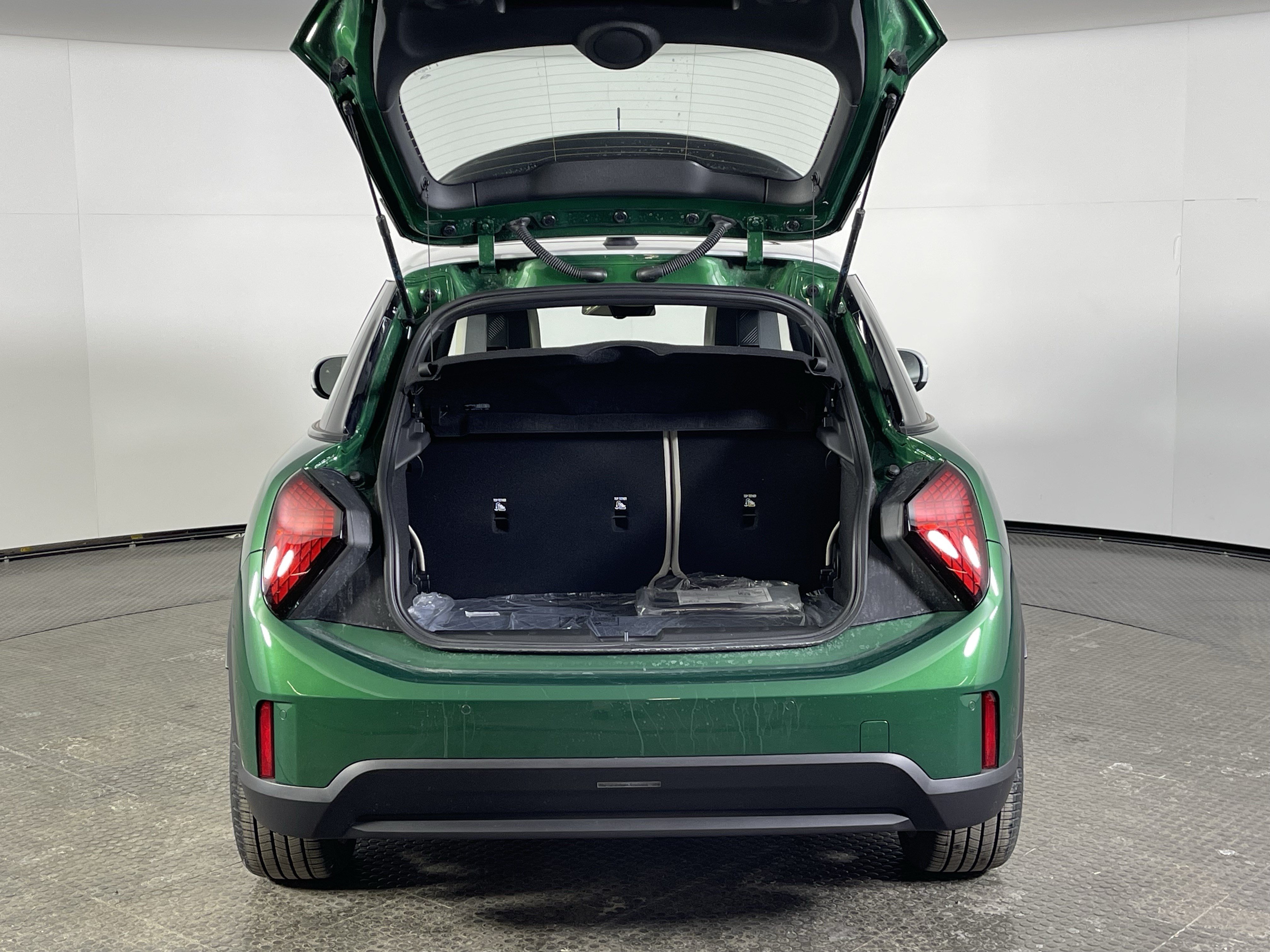 Used 2026 MINI Cooper 4-Door Hardtop FWD image 8