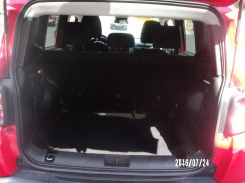 Used 2019 Jeep Renegade Latitude FWD image 9