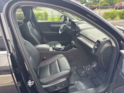 Used 2025 Volvo XC40 B5 Plus AWD/4WD image 15
