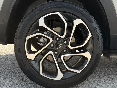 Used 2025 Chevrolet Trax RS w/ Sunroof Package FWD image 35