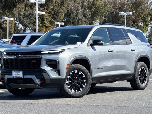 Used 2025 Chevrolet Traverse Z71 image 9