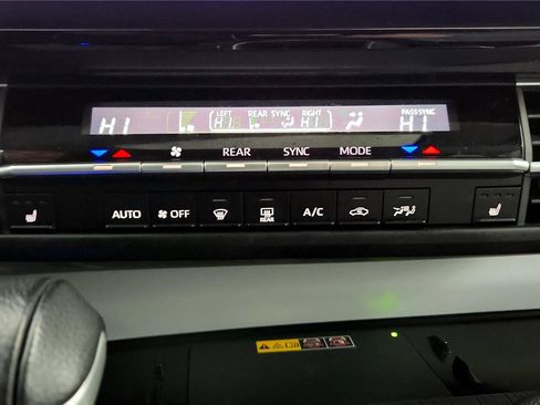 Used 2025 Toyota Sienna XLE w/ XLE Plus Package image 33