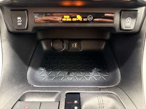 Used 2025 Toyota RAV4 XLE FWD image 35