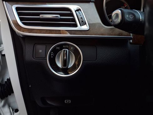 Used 2014 Mercedes-Benz E 350 4MATIC Sedan image 12