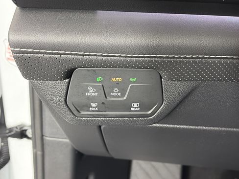 Used 2025 Volkswagen Atlas SEL image 31