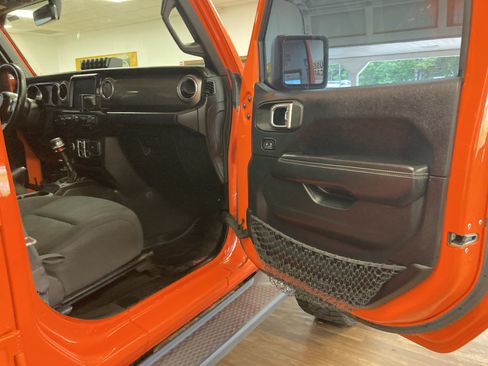 Used 2018 Jeep Wrangler Unlimited Sahara AWD/4WD image 22