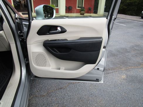 Used 2020 Chrysler Pacifica Limited image 31