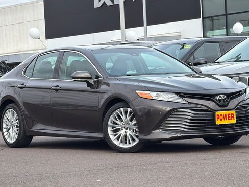 Used 2018 Toyota Camry XLE image 2