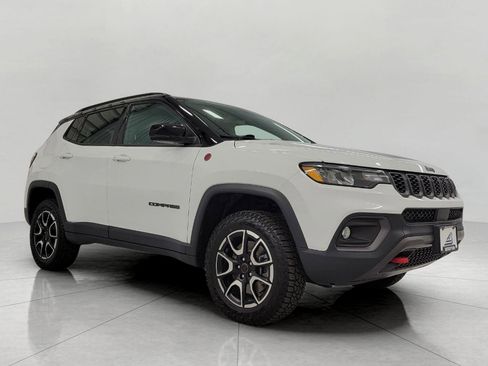 Used 2025 Jeep Compass Trailhawk AWD/4WD image 1