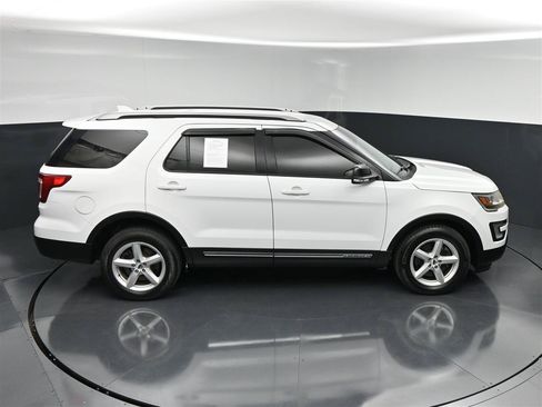 Used 2017 Ford Explorer XLT w/ Equipment Group 201A AWD/4WD image 22