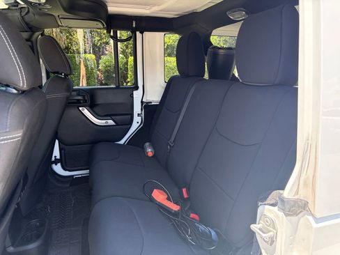 Used 2018 Jeep Wrangler Unlimited Sahara AWD/4WD image 15