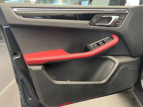 Certified 2025 Porsche Macan image 22