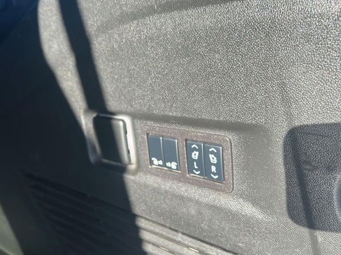 Used 2024 Chevrolet Suburban Premier image 38