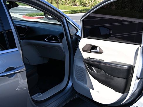 Used 2019 Chrysler Pacifica Touring-L FWD image 24