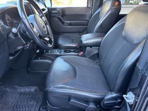 Used 2017 Jeep Wrangler Sahara image 14