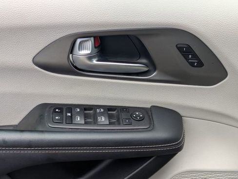 Used 2023 Chrysler Pacifica Touring-L FWD image 10