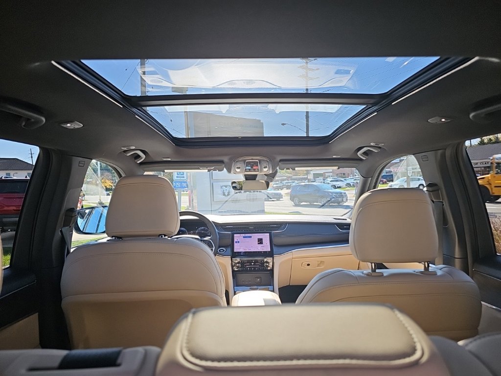 Certified 2025 Jeep Grand Cherokee Limited AWD/4WD image 24