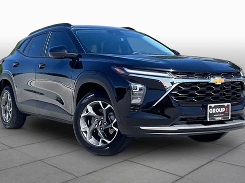 Used 2026 Chevrolet Trax LT FWD image 3