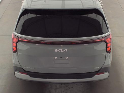 Used 2025 Kia Carnival EX FWD image 6
