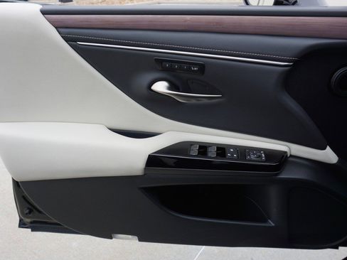 Certified 2025 Lexus ES 300h w/ Premium Package image 20