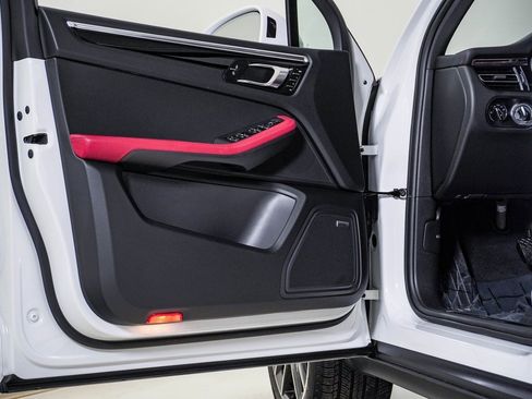 Certified 2025 Porsche Macan image 26