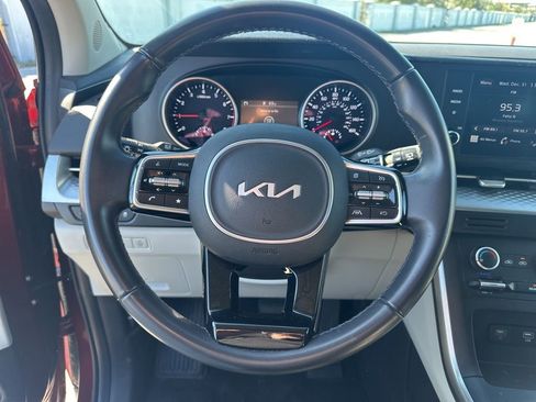 Used 2024 Kia Carnival LX image 22