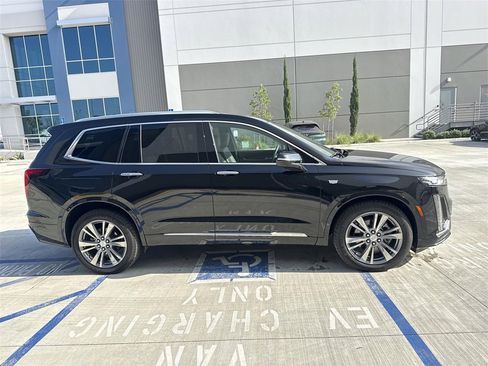 Used 2025 Cadillac XT6 Premium Luxury image 2