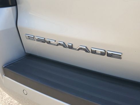 Used 2017 Cadillac Escalade ESV Platinum image 34