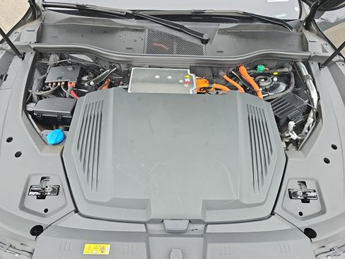 Used 2022 Audi e-tron Premium Plus w/ Premium Plus Package image 29