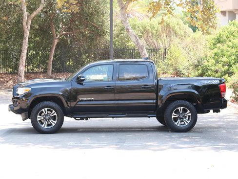 Used 2017 Toyota Tacoma TRD Sport w/ Tow Package (A/T) AWD/4WD image 5