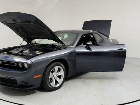 Used 2017 Dodge Challenger SXT w/ Driver Convenience Group image 9