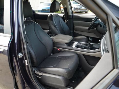 Used 2025 Kia Carnival FWD image 13