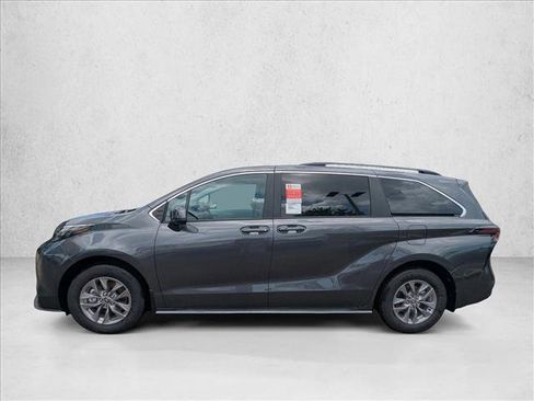 Used 2025 Toyota Sienna LE image 5